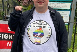Picture of the candidate with the fist raised in solidarity