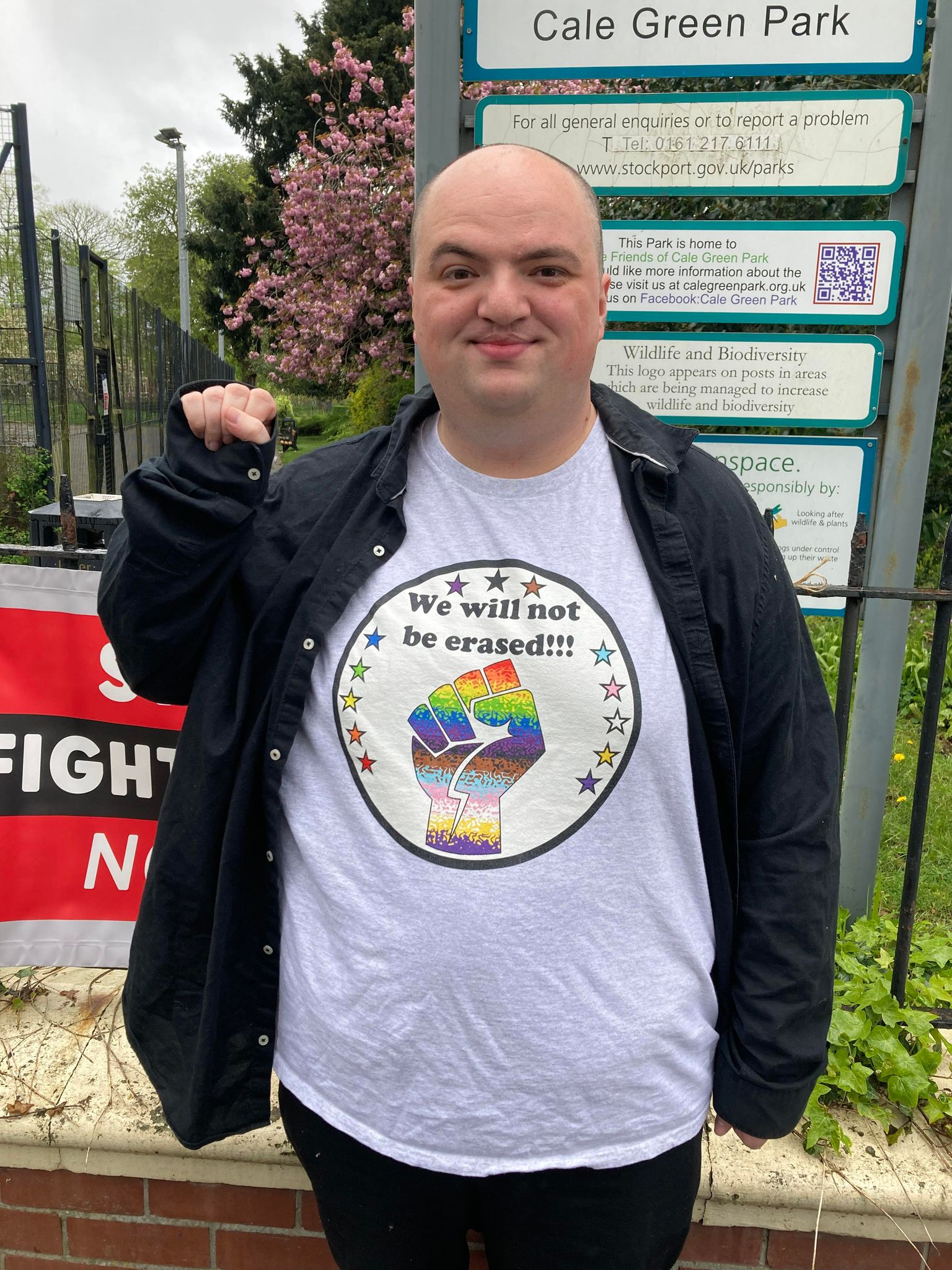 Picture of the candidate with the fist raised in solidarity
